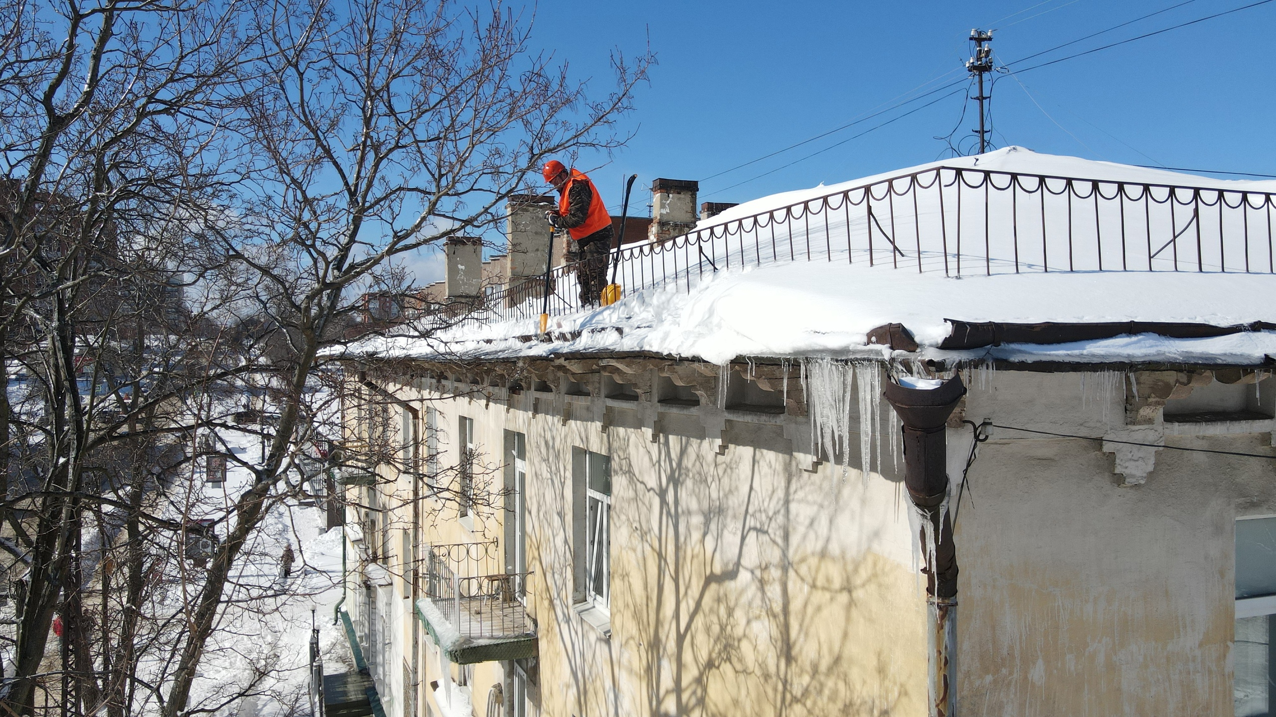 Специалисты очистили от снега и льда кровлю одного из домов в Петрозаводске
