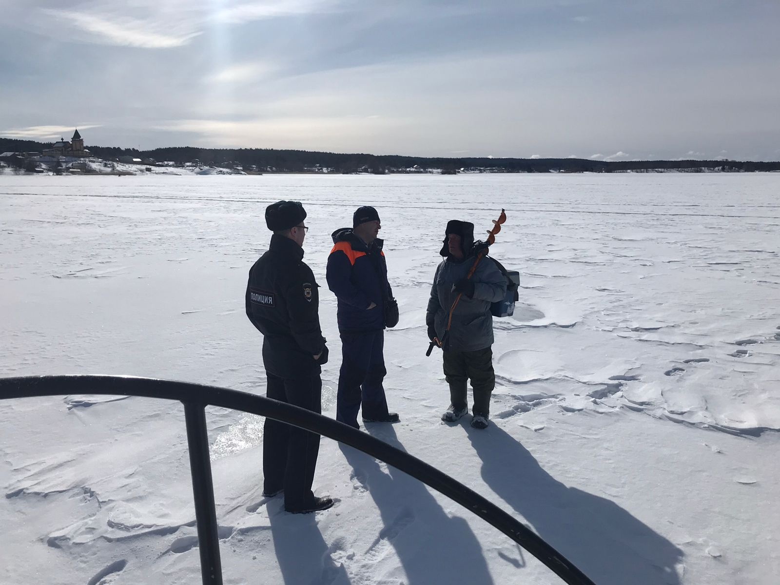 Три жителя Карелии вышли на «сахарный» лед и проштрафились
