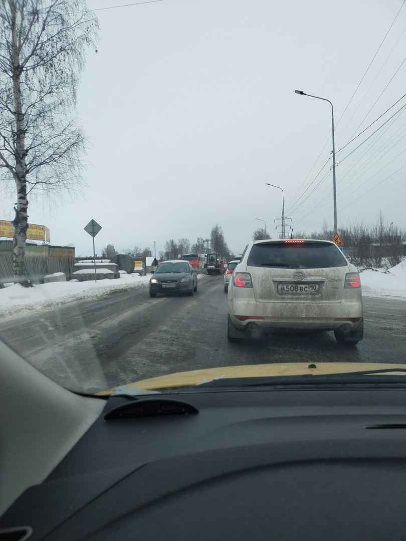 Соломенское шоссе в Петрозаводске стоит в пробках