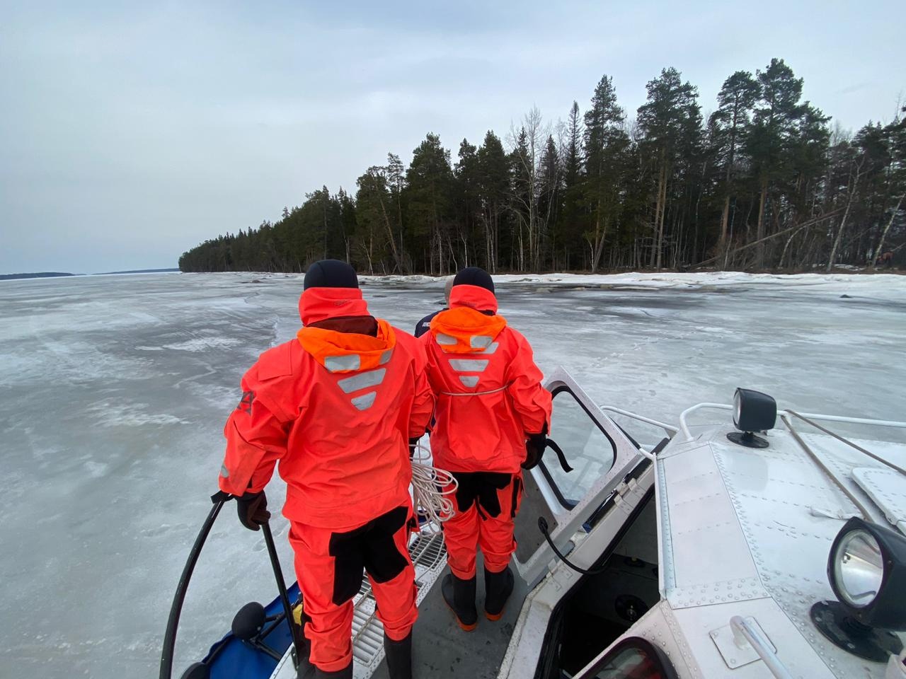 Люди провалились под лед на Онежском озере в Карелии