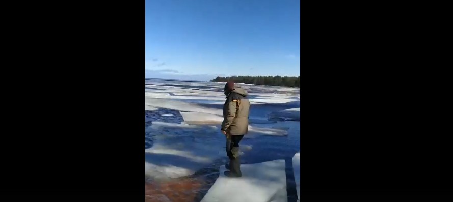 Рыбаки в Карелии попали в ловушку на льду Онего

