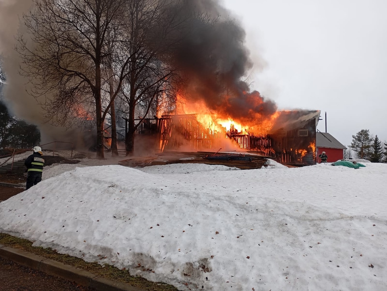 Пожарные боролись с огнем во дворе храма Рождества Христова в Карелии
