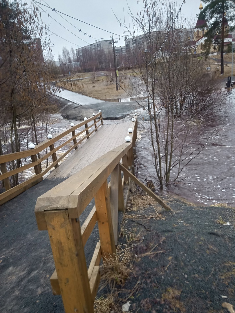 Мост перед крупным ТРЦ в Петрозаводске залило водой