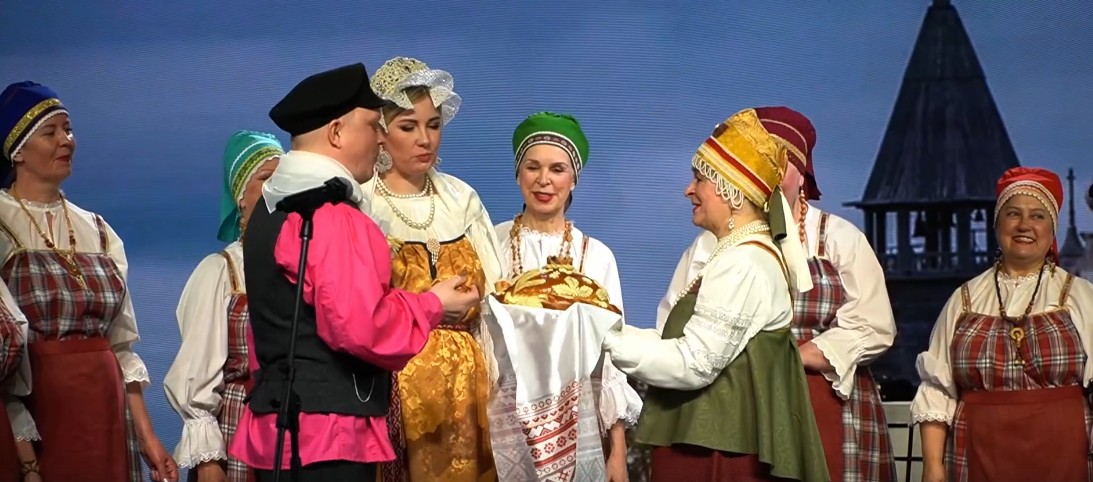 Молодая пара из Карелии сыграла в Москве свадьбу по заонежским традициям 