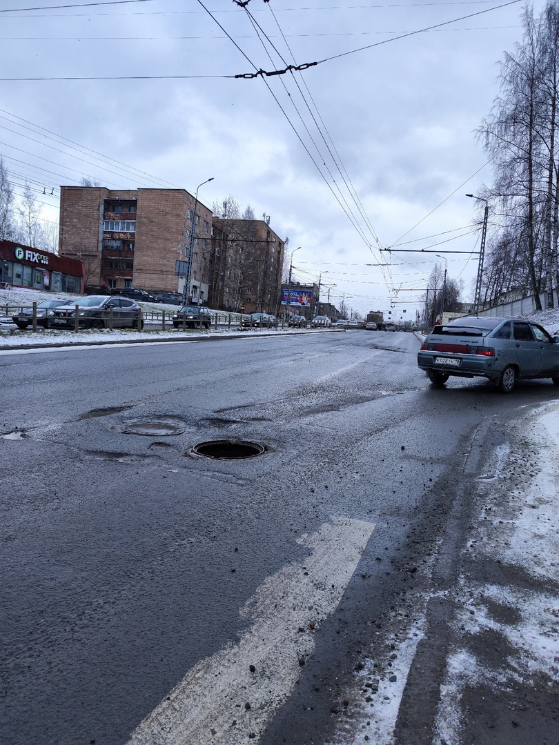На оживленной магистрали Петрозаводска исчезла крышка люка
