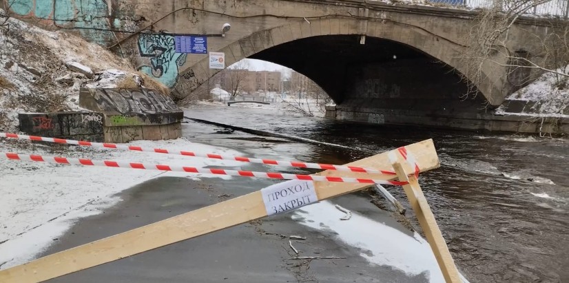 «Проход под переправой небезопасен»: Лососинка в Петрозаводске по-прежнему затапливает пешеходные дорожки