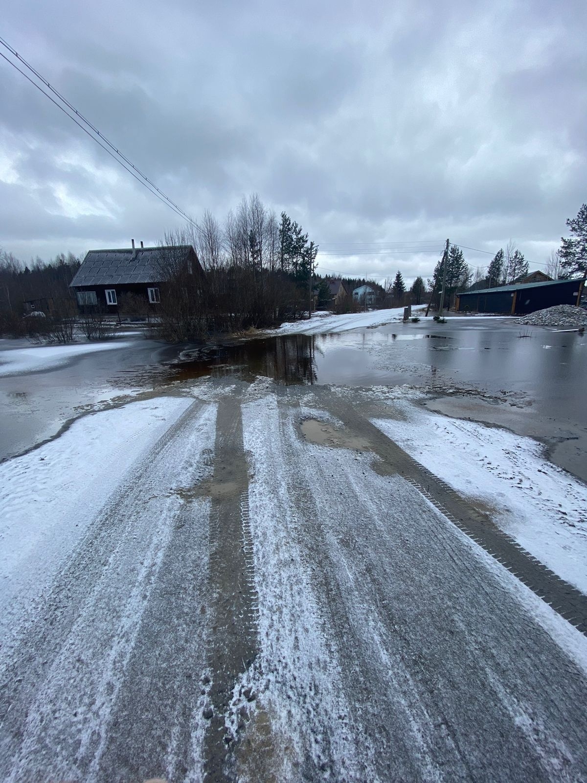 Затопленная дорога в Пряжинском районе отправила водителей в объезд