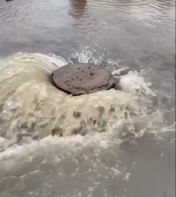 Мощный фонтан забил в одном из районов Петрозаводска