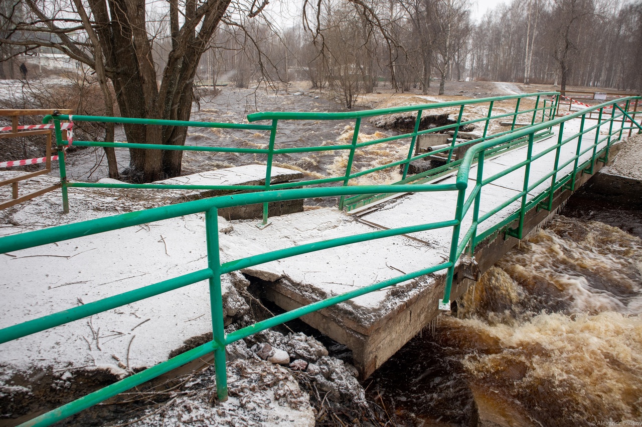 Разбушевавшаяся река в Петрозаводске разрушила мост