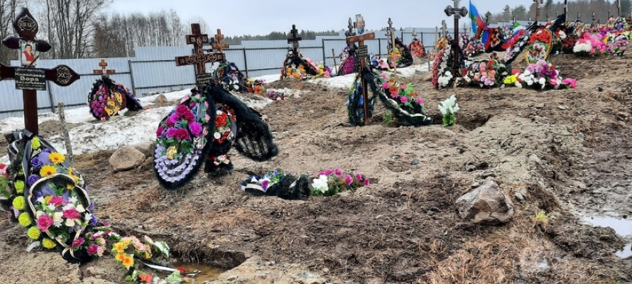 «Могилы уходят, кресты падают»: в Карелии вода затопила кладбище