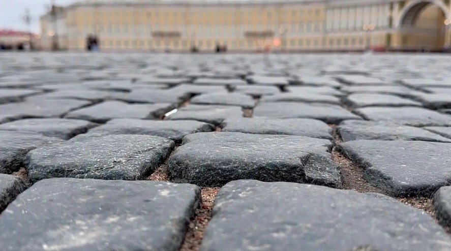 СМИ: недобросовестные туристы увозят с собой кусочки Карелии с главной площади Петербурга