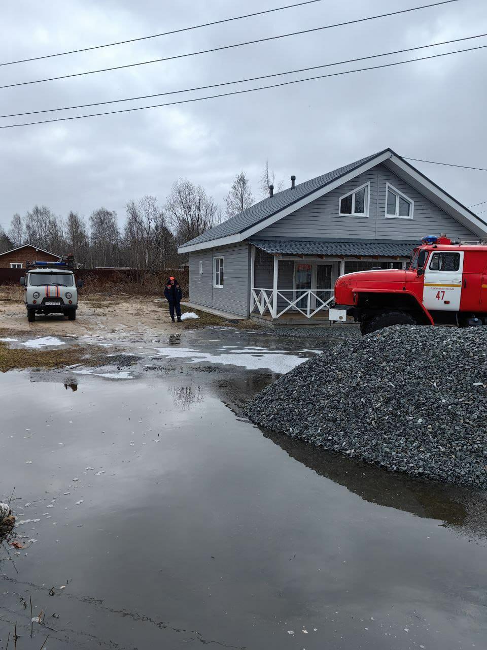 Пожарные и спасатели уберегли жилой дом под Петрозаводском от затопления