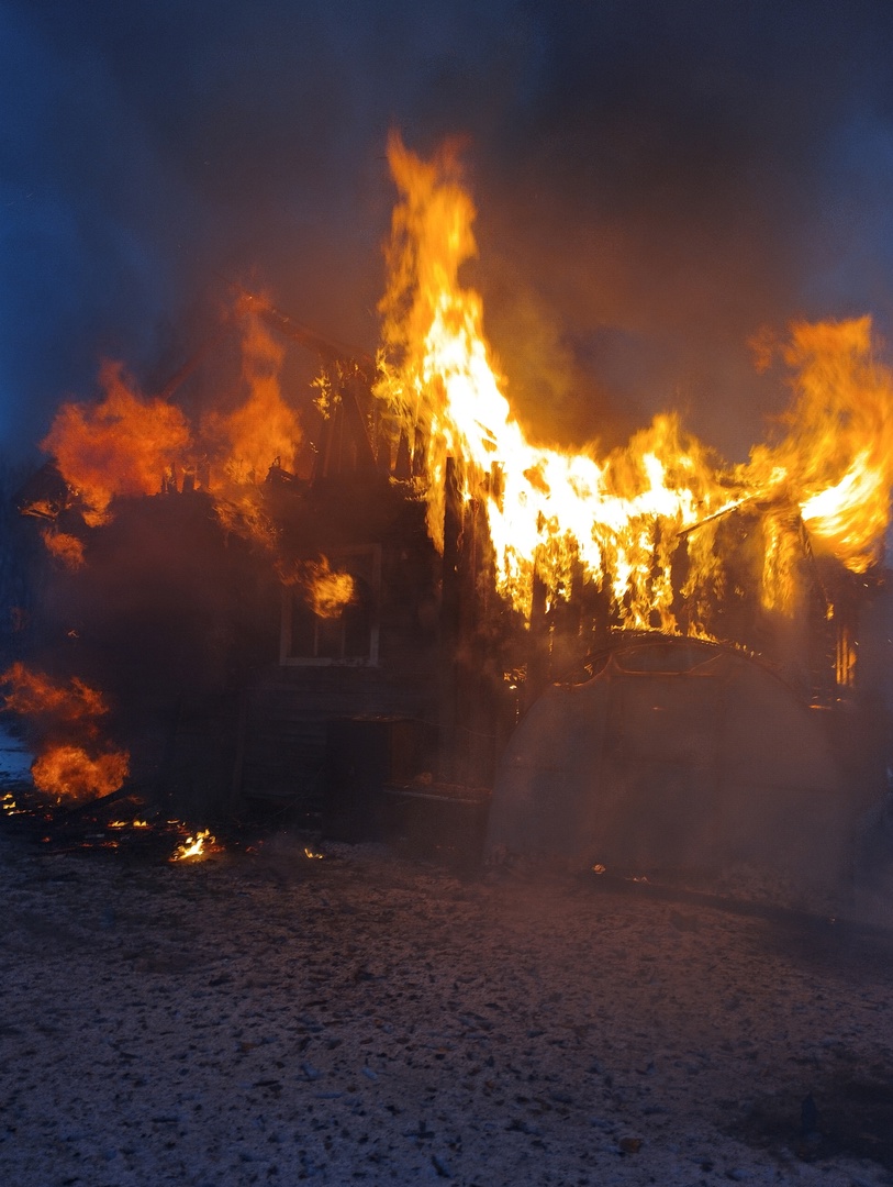 Страшный пожар уничтожил дом на юге Карелии
