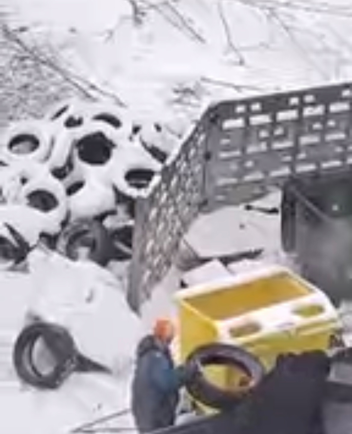Горожане бросили автомобильные покрышки возле мусорных контейнеров в Петрозаводске