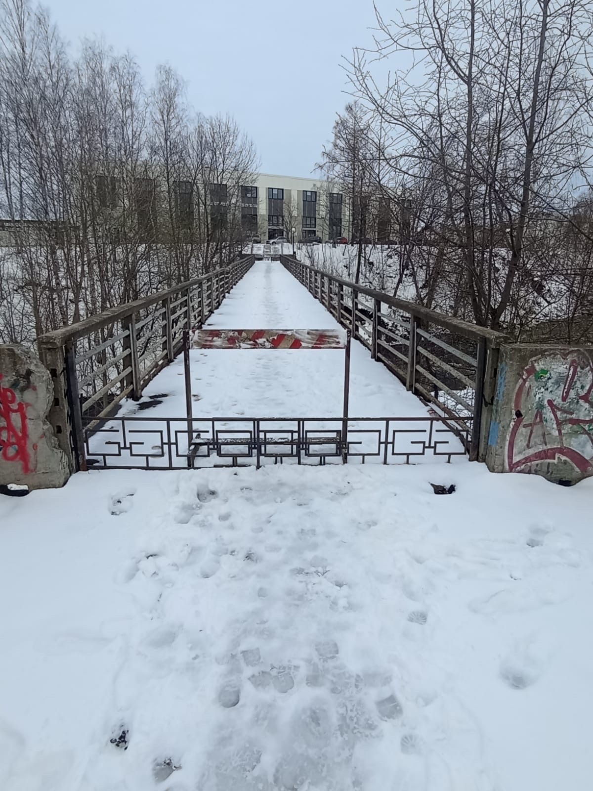 В Петрозаводске закрыли еще один пешеходный мост через Лососинку