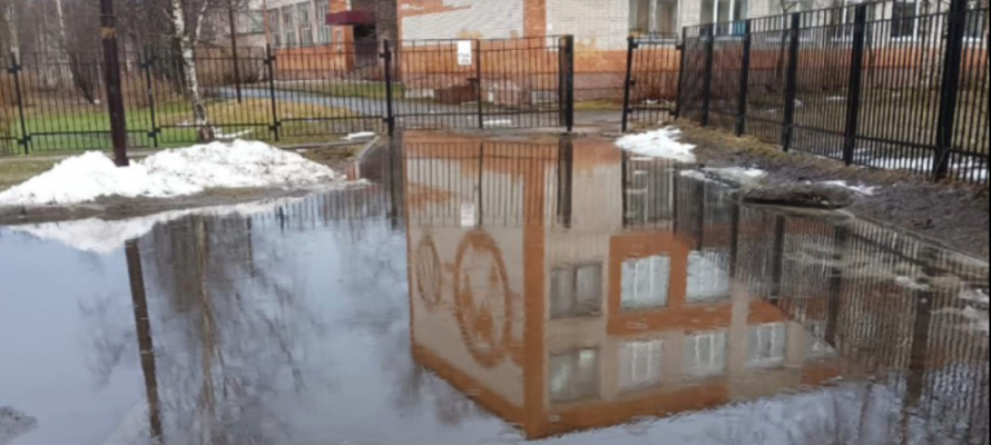 Коммунальщики устраняли подтопление у школы в крупном районе Петрозаводска