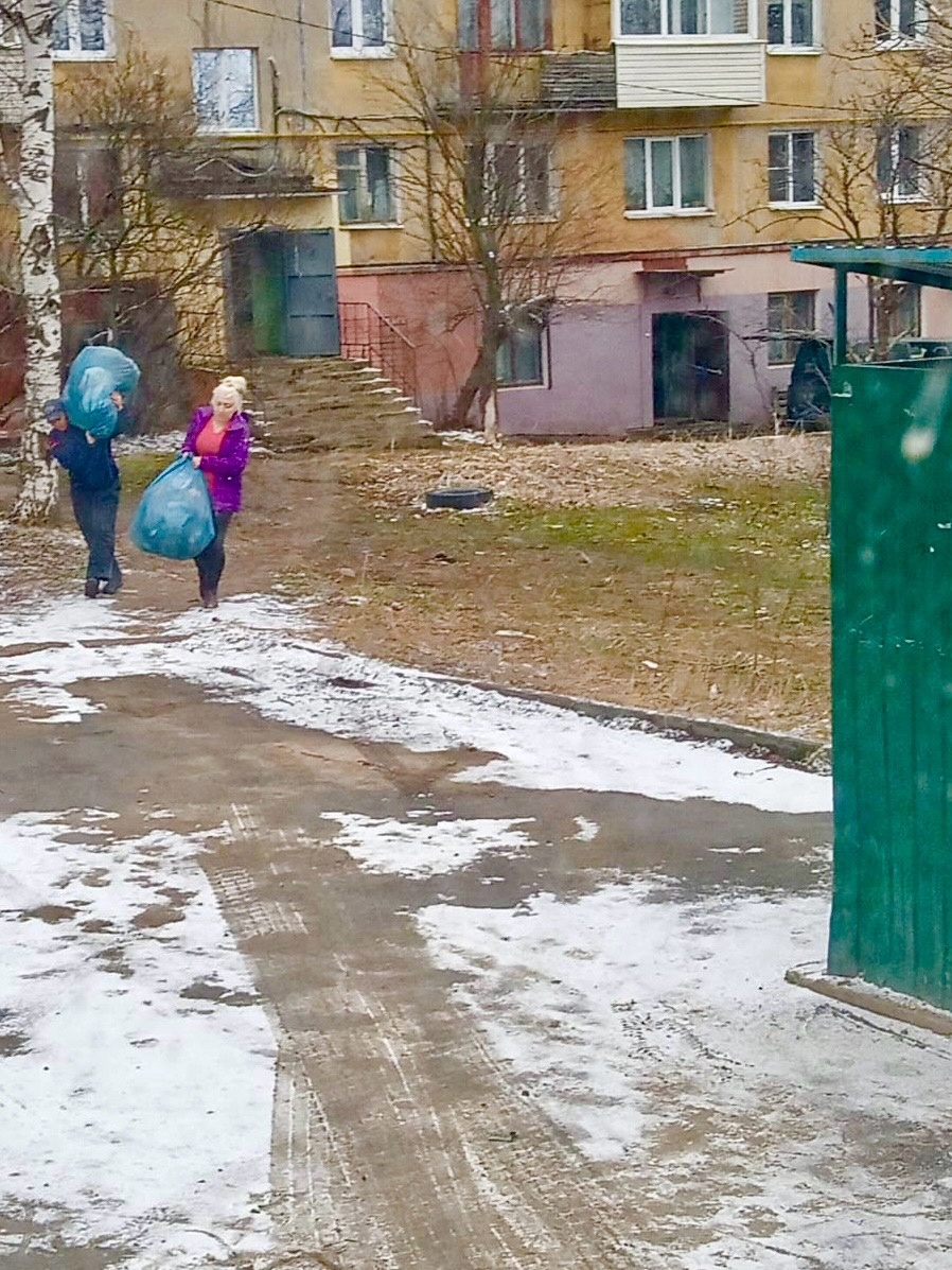 Жители Петрозаводска показали выброшенную в мусор одежду в одном из районов Петрозаводска