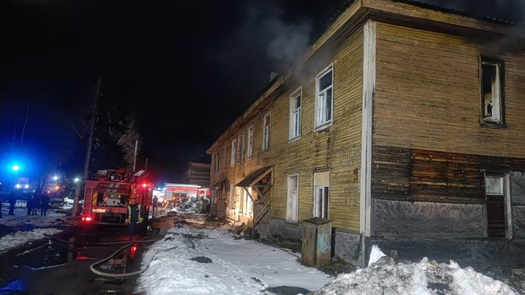 В жилом доме в Прионежье из огня, с которым боролись 23 пожарных, эвакуировали 9 человек
