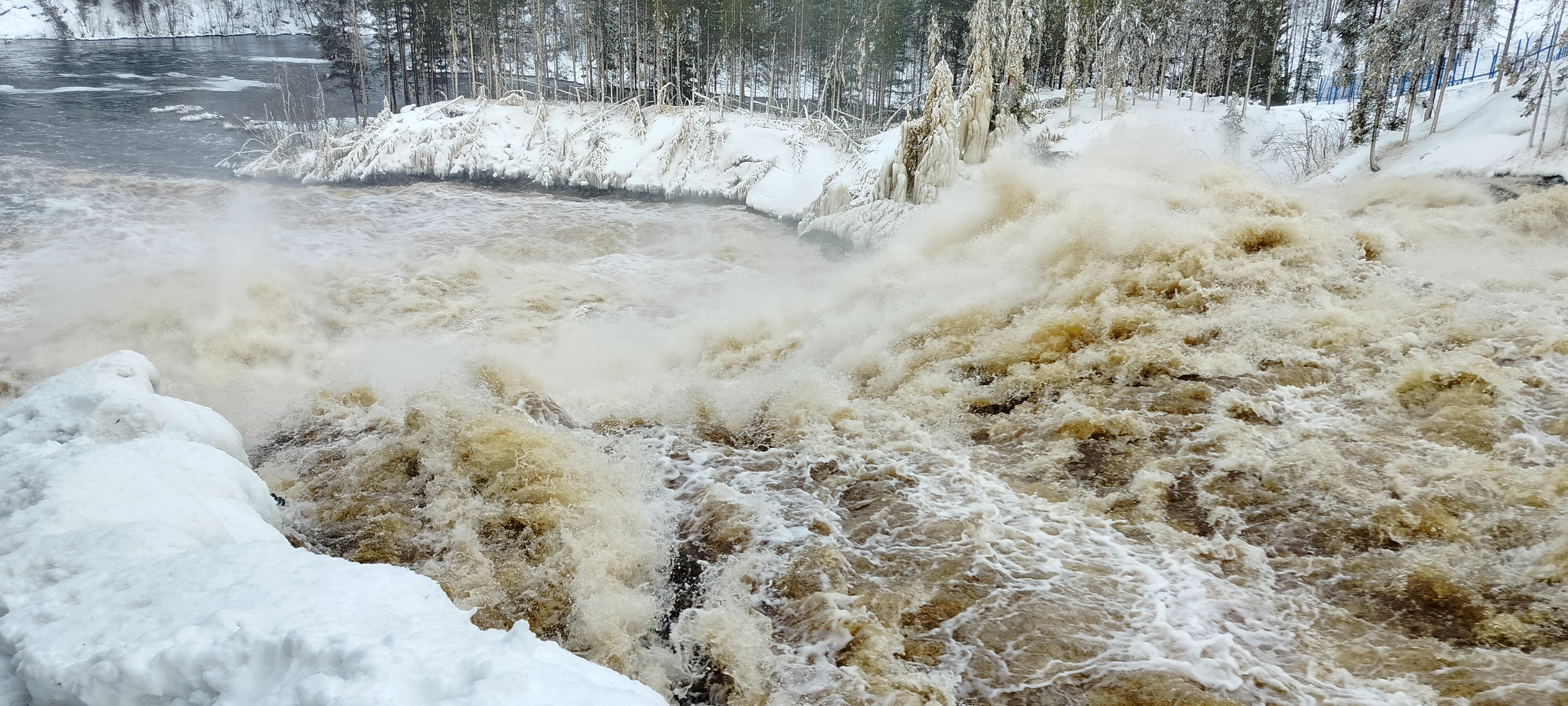 Из-за паводка в Карелии ожил древний осушенный водопад