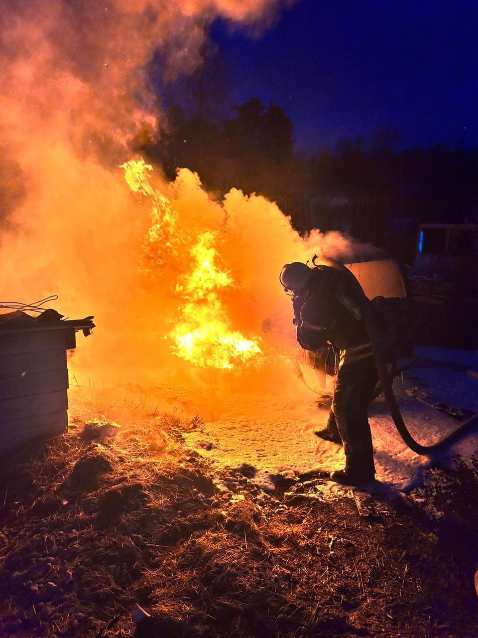 Внедорожник сгорел дотла ночью в Приладожье 