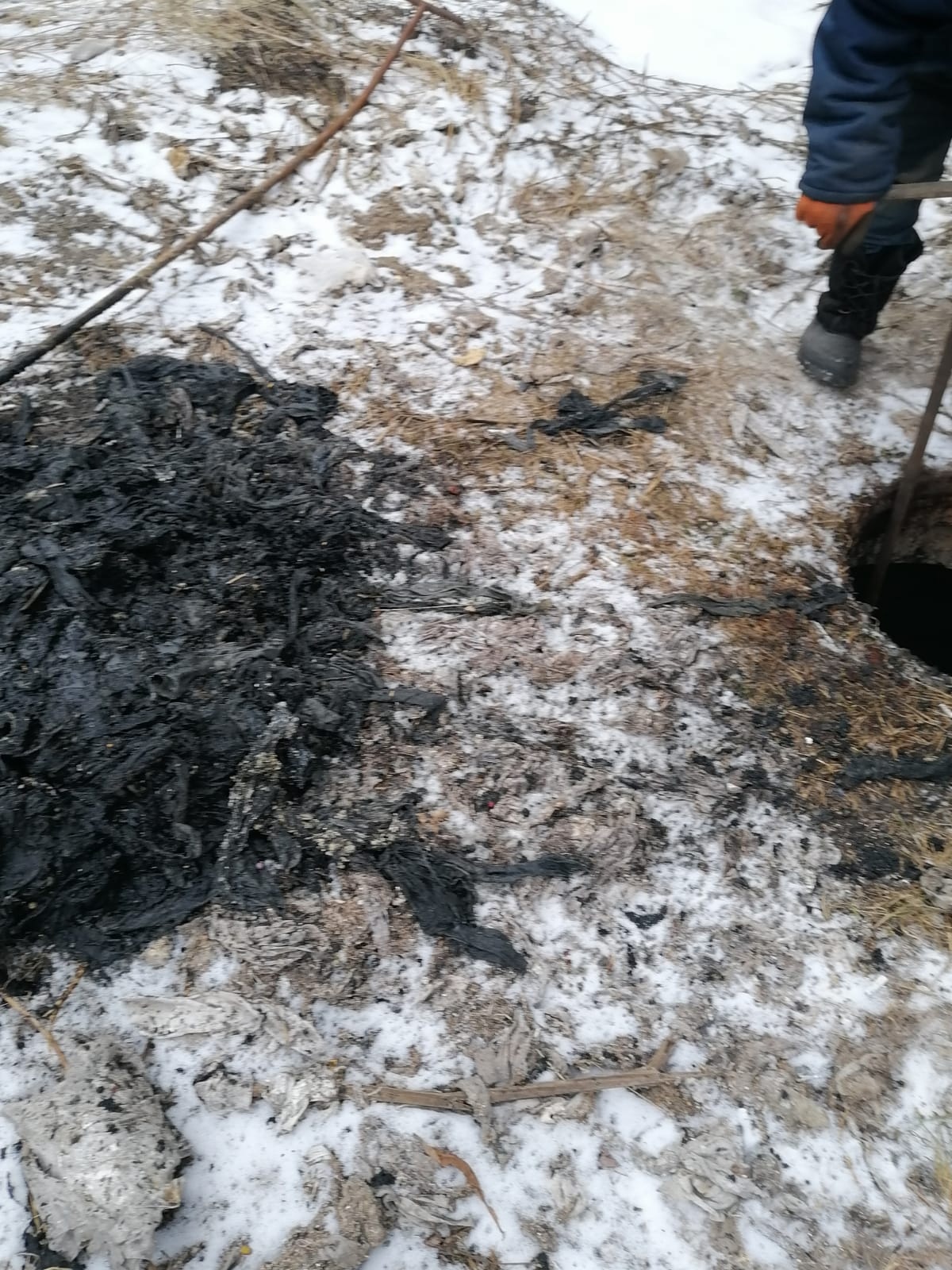 Кучу грязи и хлама достали из канализации в одном из районов Карелии