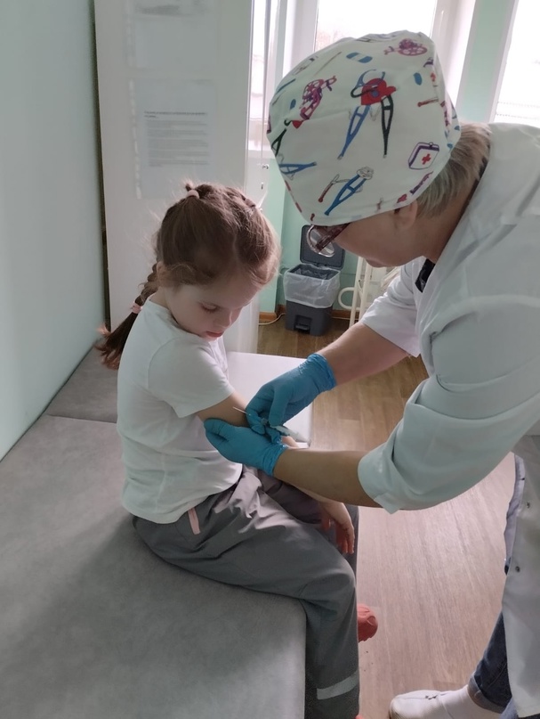 Медики Олонецкого района напоминают о необходимости вакцинации детей от энцефалита
