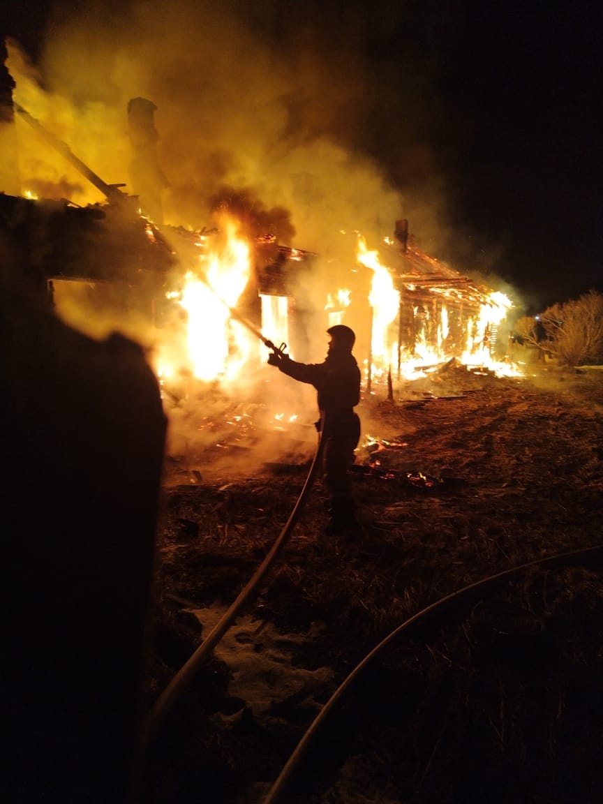 Десять огнеборцев тушили мощный пожар на севере Карелии