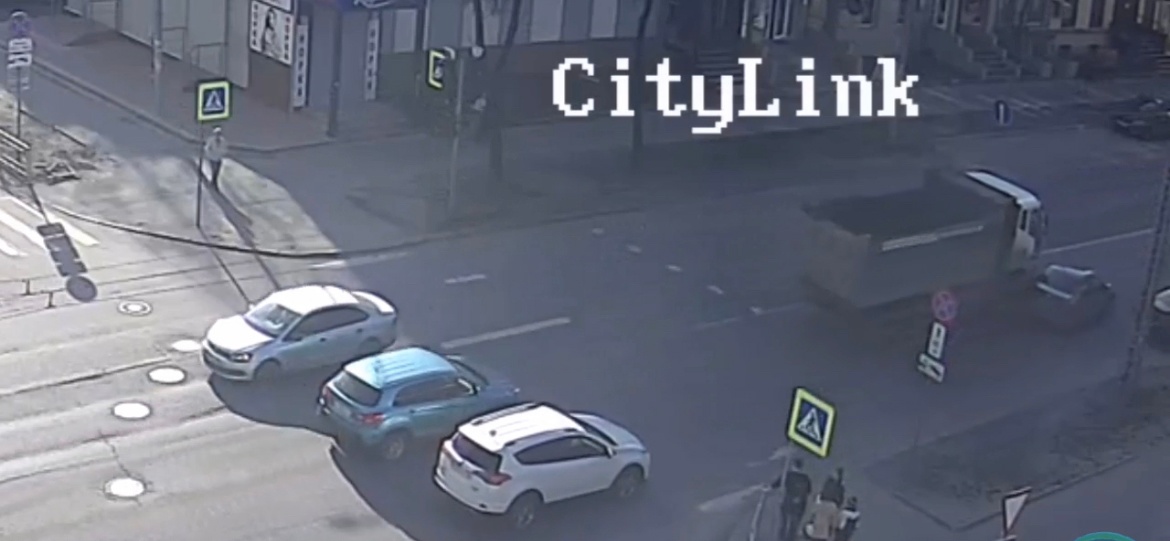 Появилось видео ДТП с легковушкой, врезавшейся в  дом в центре Петрозаводска