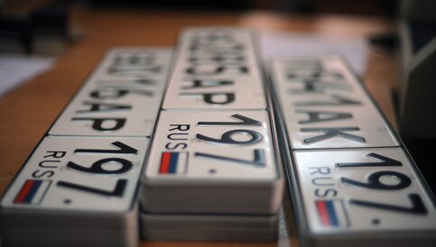 В России запретят автомобильные номера без триколора