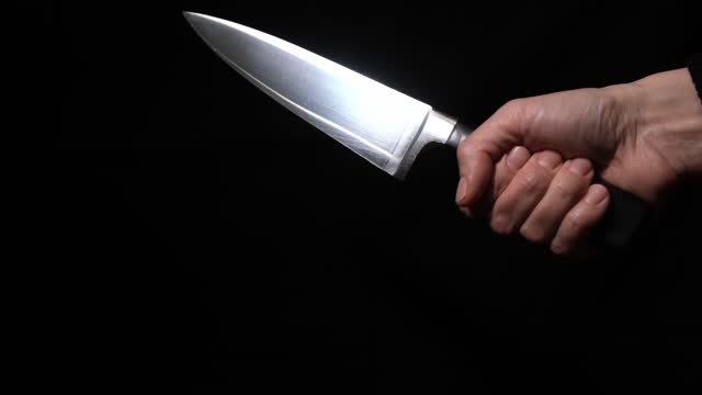 В Беломорске молодой ревнивец от злости саданул ножом по челюсти свою подругу
