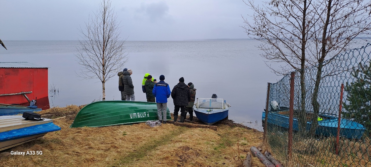 Двое рыбаков пропали на большом озере в Карелии