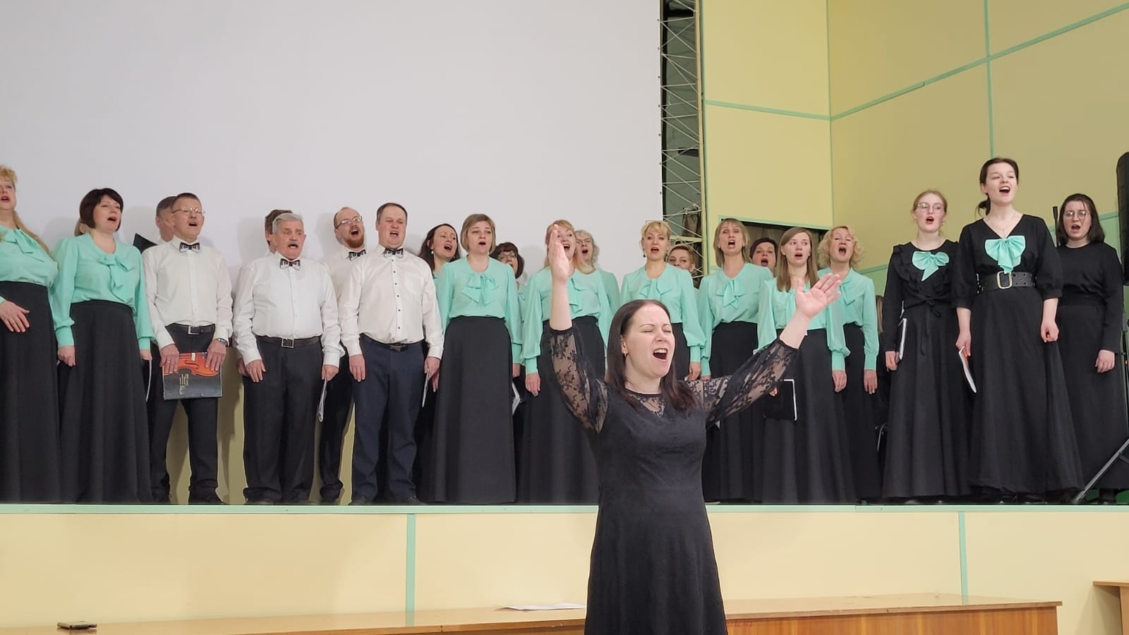 Любительский хор Карельской филармонии выступил перед ветеранами в преддверии 9 мая
