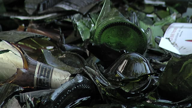 Водка в капюшоне, тушенка за пазухой, скинутый с прилавка алкоголь: жители Петрозаводска атаковали магазины 