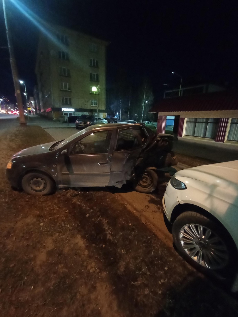 Иномарка протаранила легковой автомобиль в центре Петрозаводска | СТОЛИЦА  на Онего