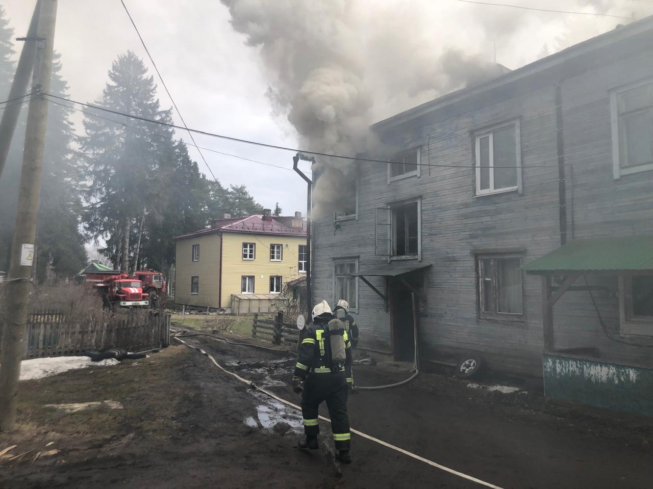 Пожарные тушат жилой дом в карельском Гидрогородке | СТОЛИЦА на Онего