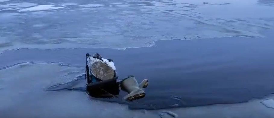В Карелии водолазы ищут тело утонувшего рыбака