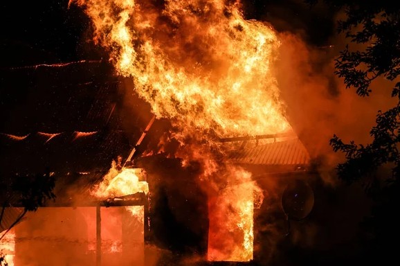 Огонь уничтожил дом в маленькой деревне на юге Карелии