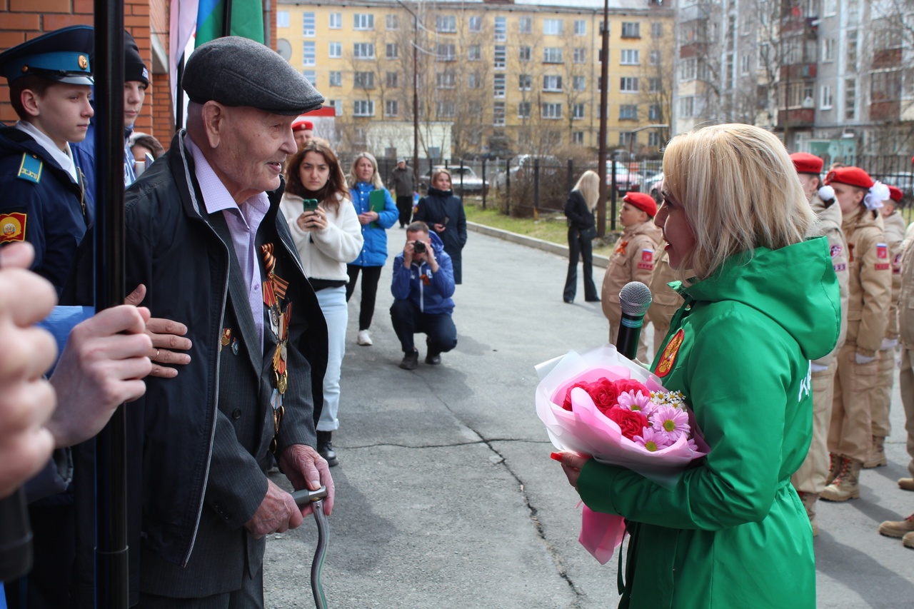 В преддверии 9 мая в Петрозаводске провели парад у дома ветерана Великой Отечественной войны