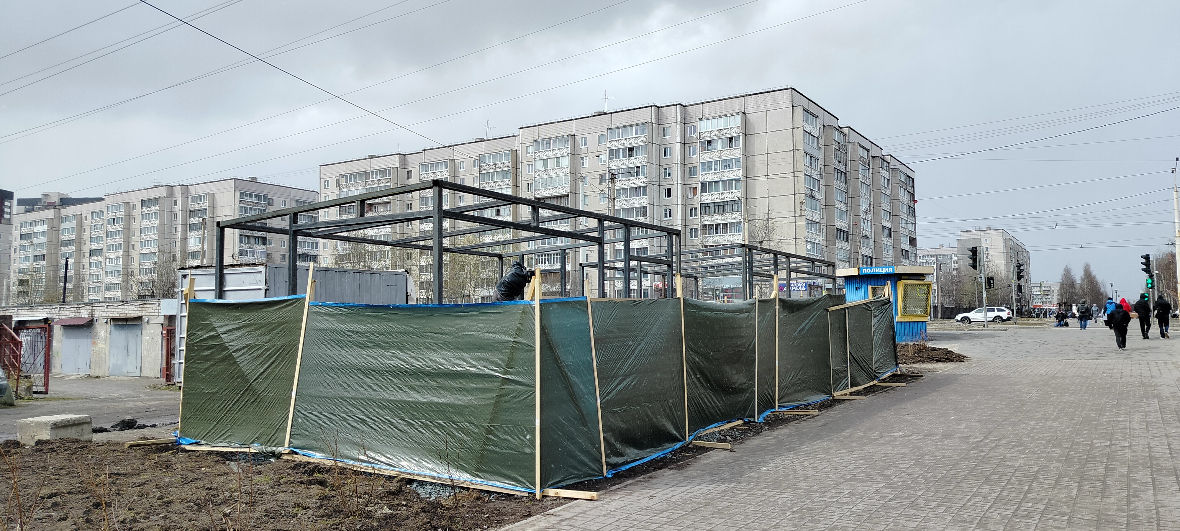 В Петрозаводске бизнесмен начал монтировать павильон, несмотря на запрет мэрии