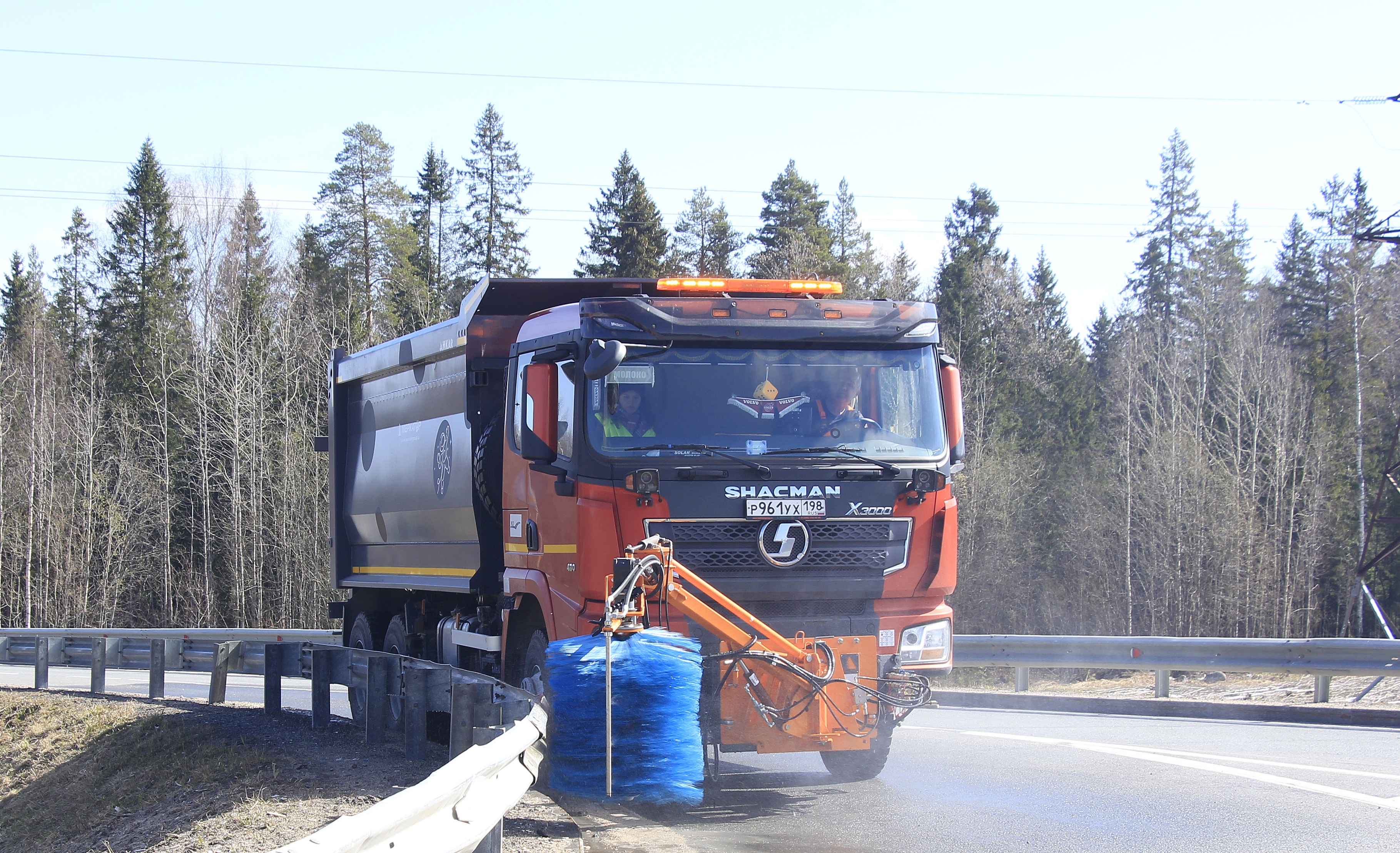 Федеральные трассы Карелии начали мыть: дорожники приступили к весенней уборке