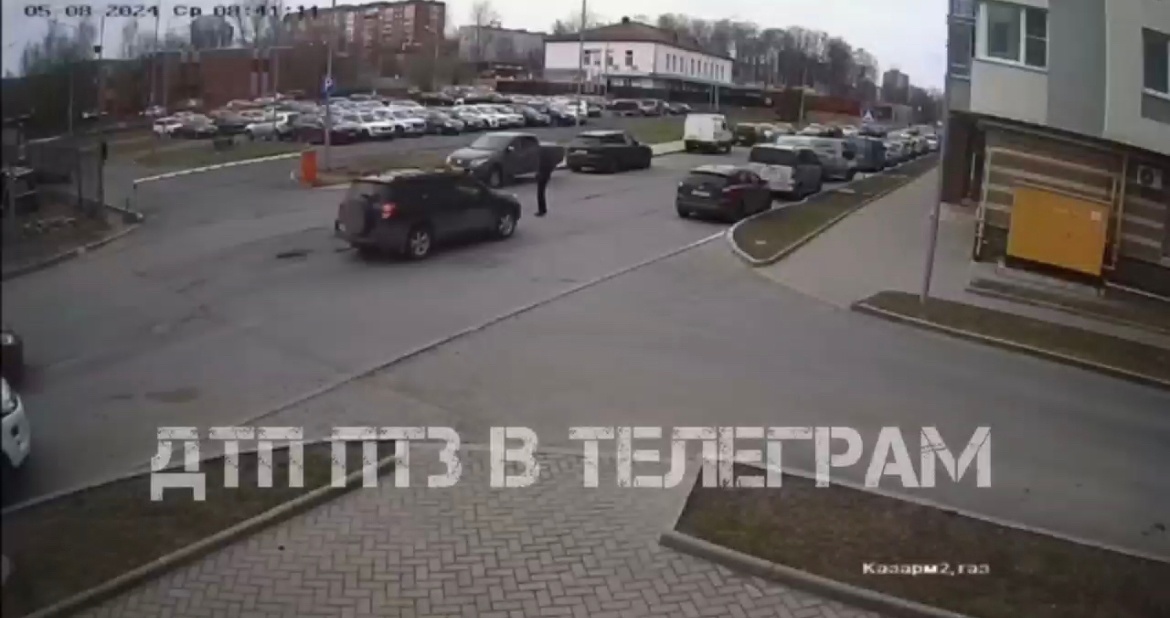 Озверевший водитель в Петрозаводске пнул пешехода в живот