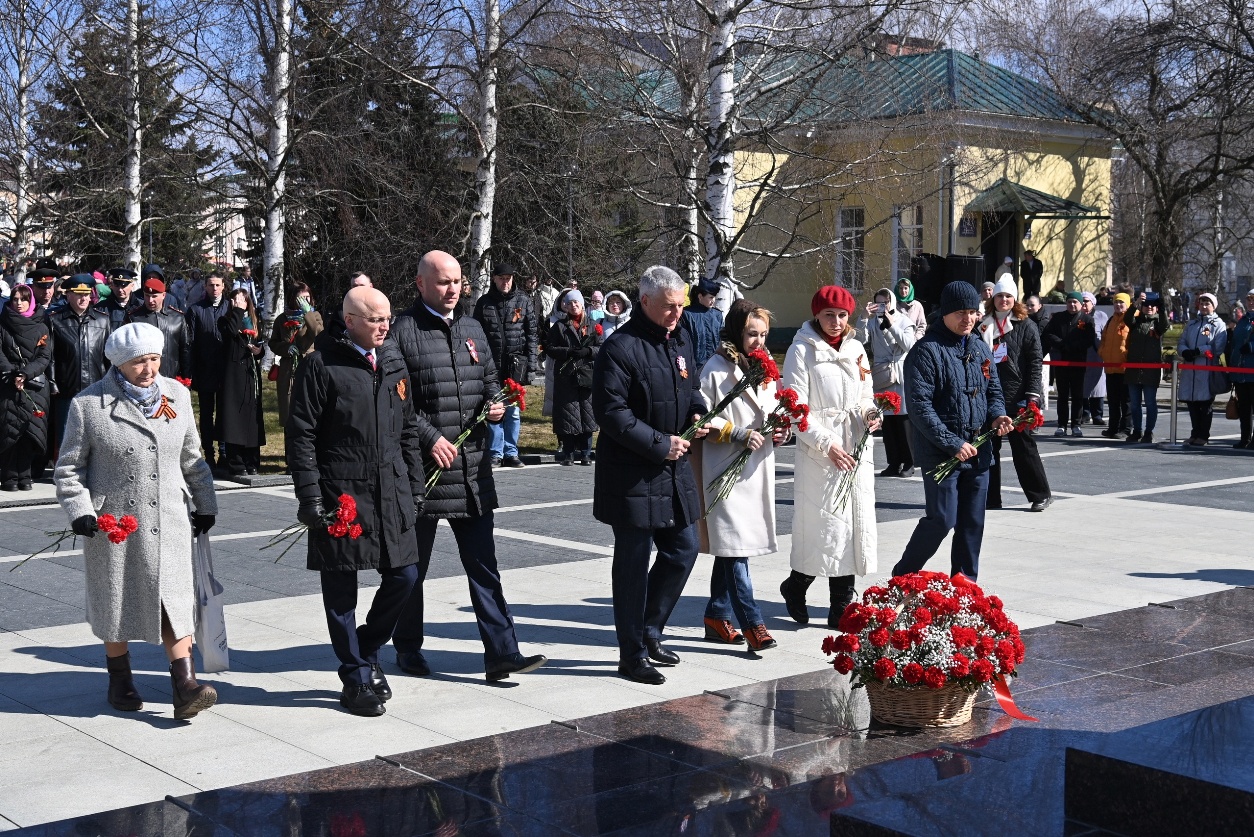 Глава Карелии возложил цветы к подножию памятника «Вечный огонь»