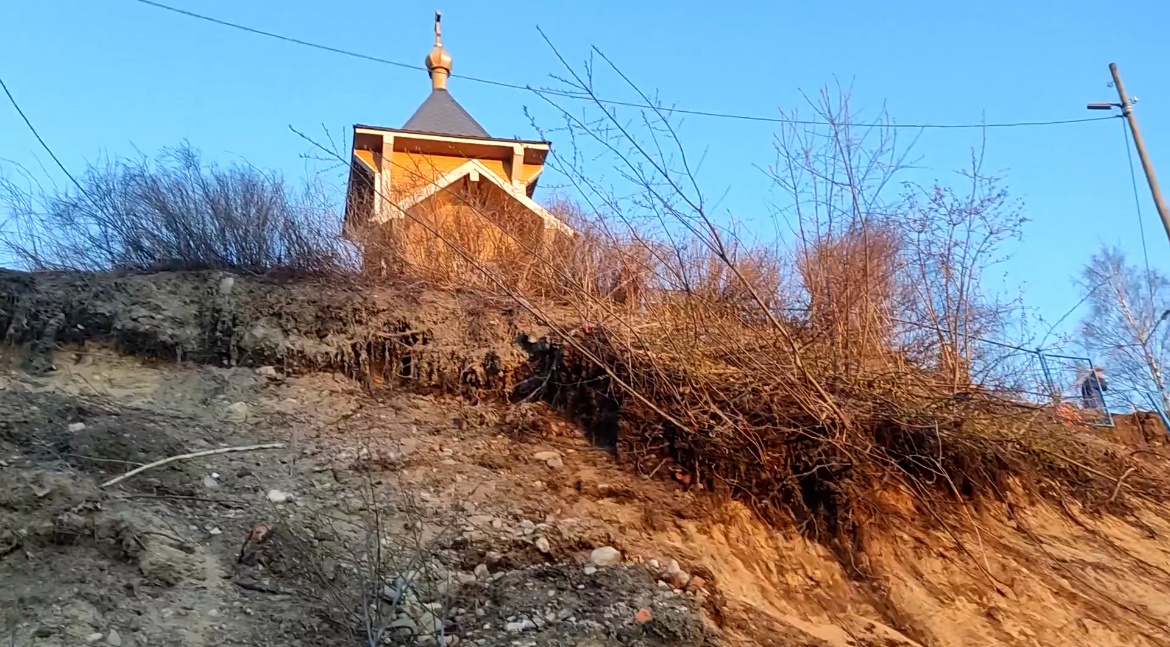 «Беда!» — храм в центре Петрозаводска падает в пропасть
