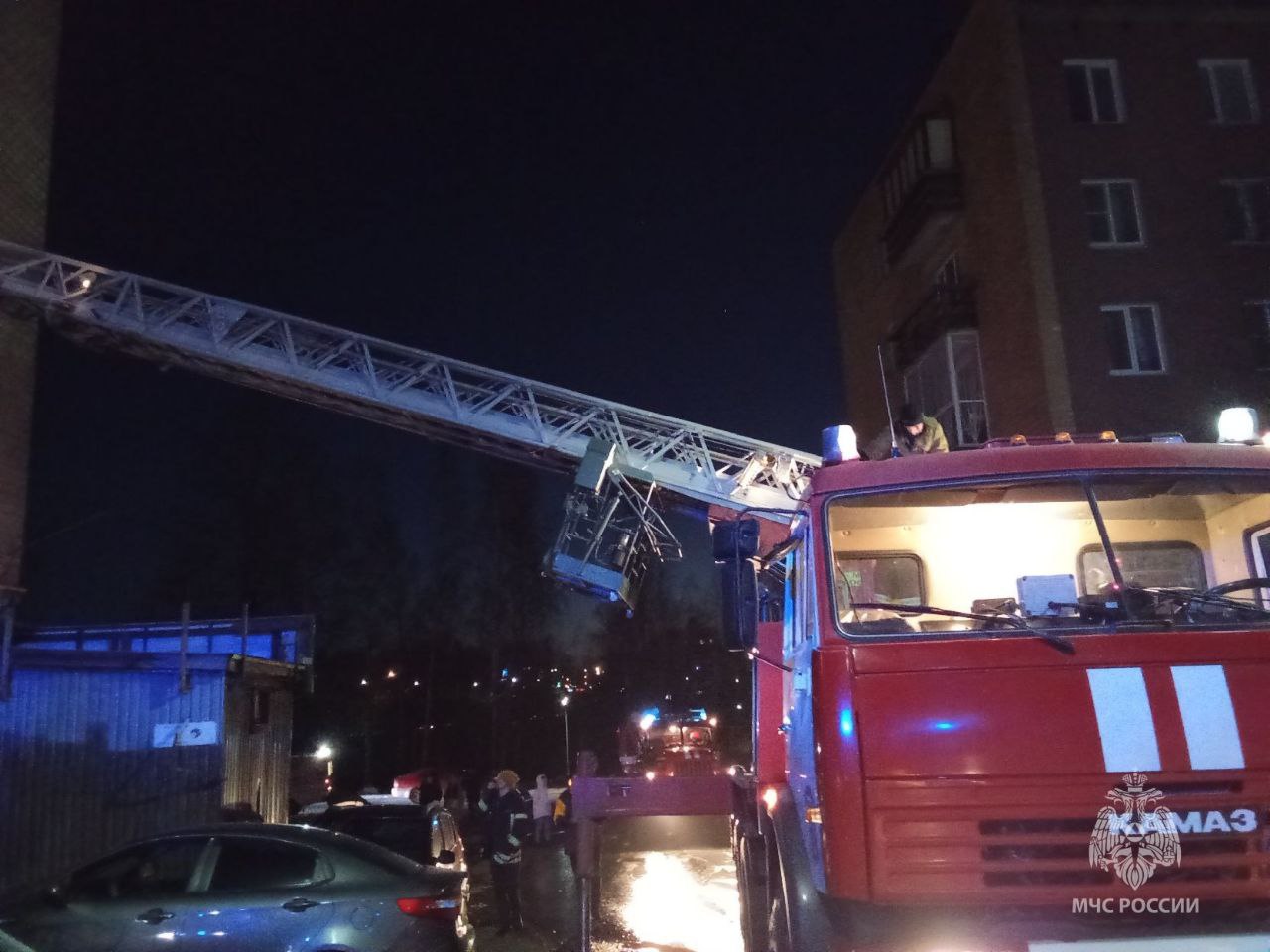 Пожарные спасли из горящего дома в Петрозаводске 25 человек