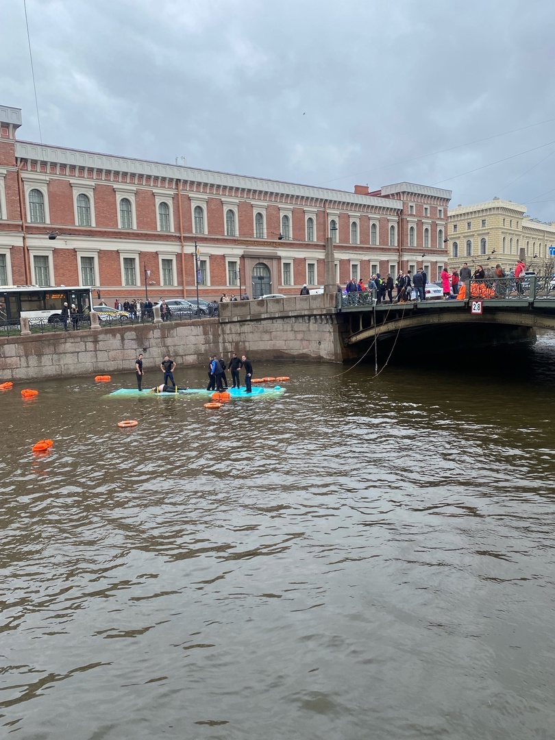 Появилось видео падения с моста автобуса в Петербурге