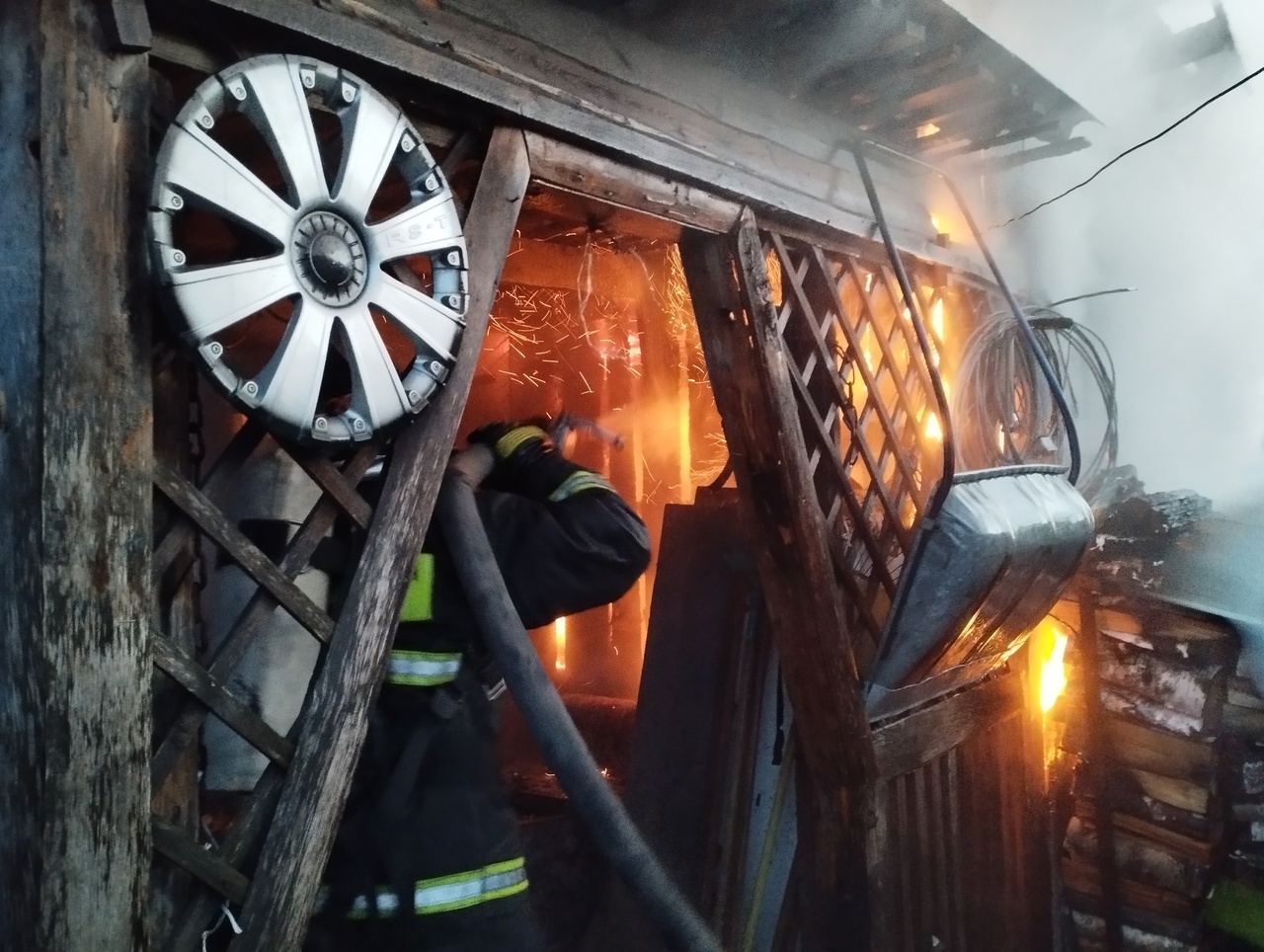 Постройки загорелись ночью 10 мая в городе на юге Карелии