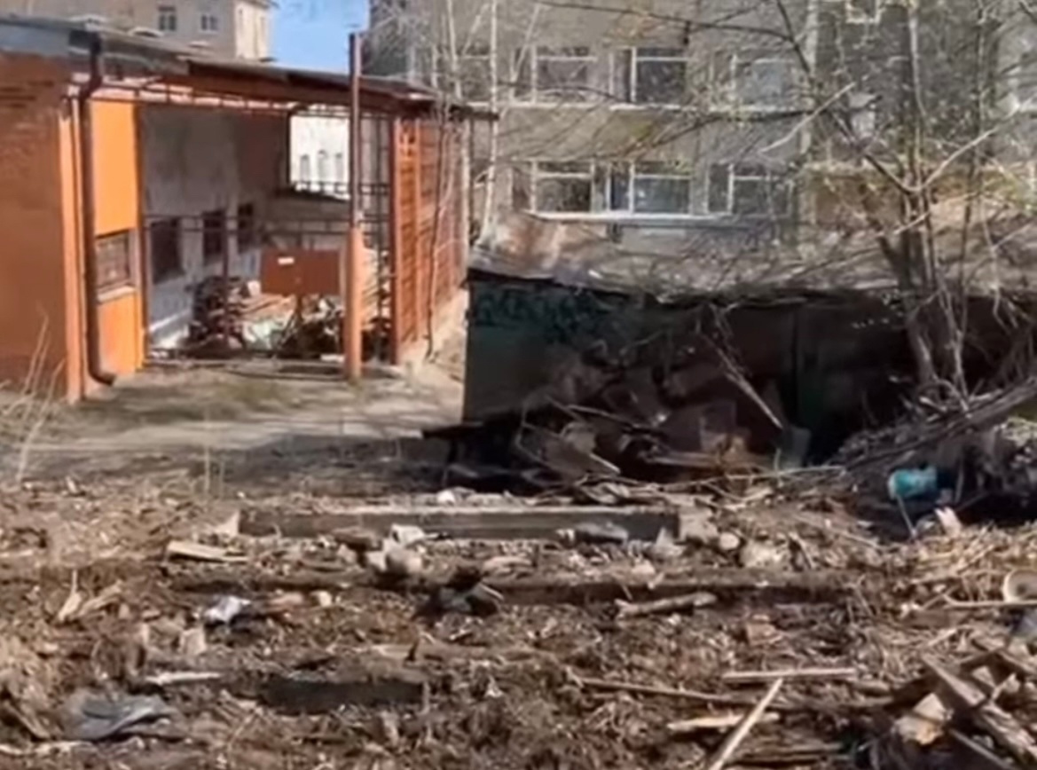 В Петрозаводске чистят места под снесенными гаражами