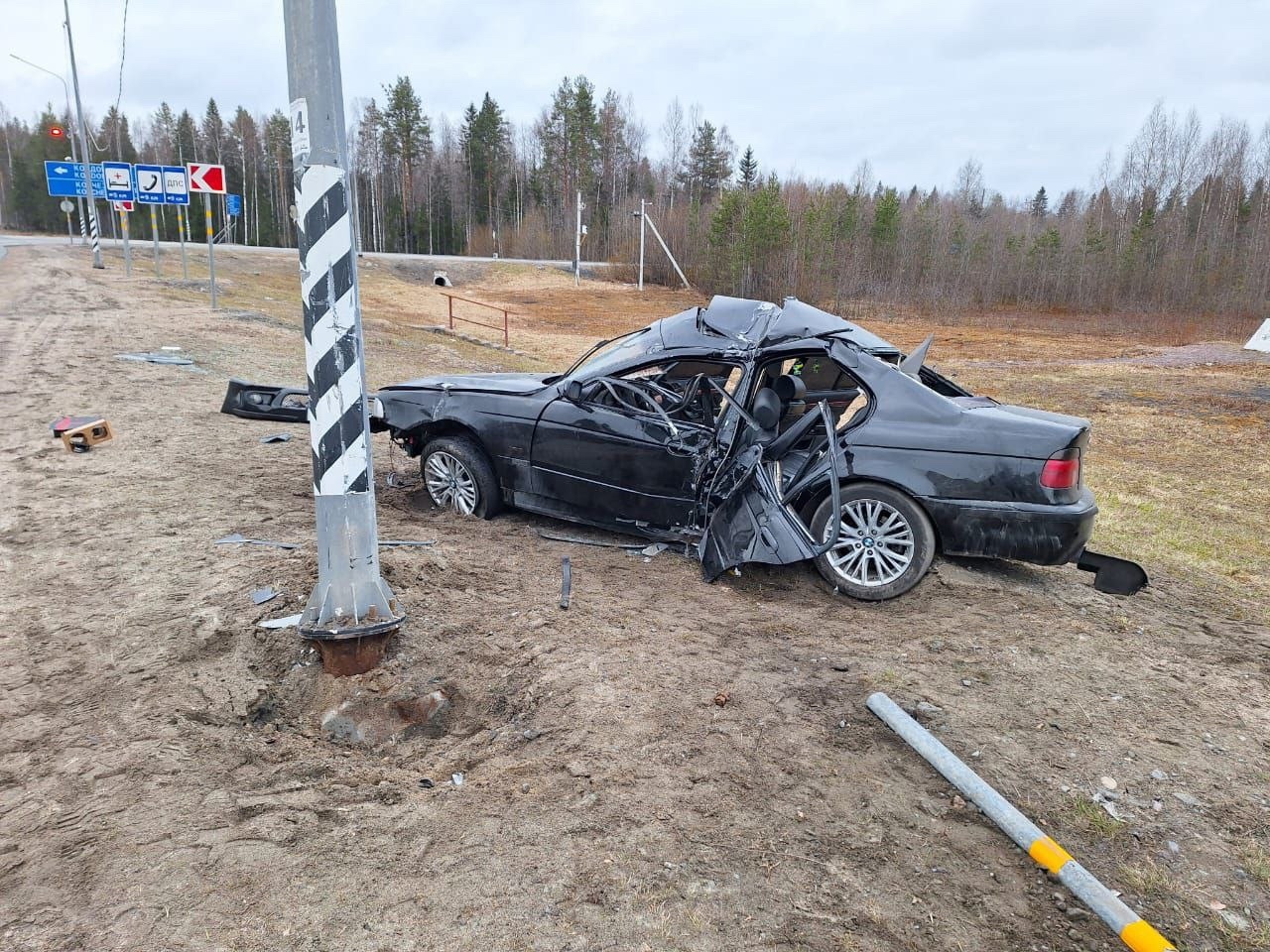 Погиб водитель на трассе в Карелии — его авто вынесло с дороги в столб 