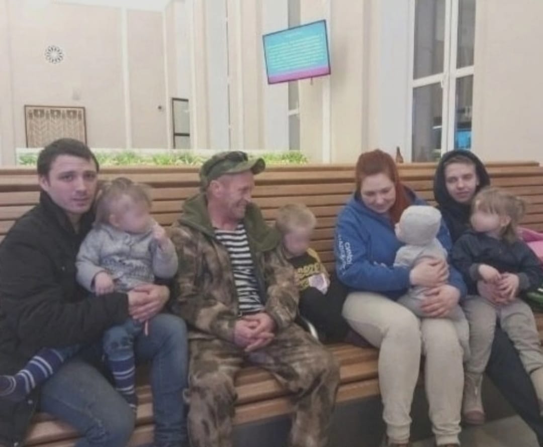 Участник СВО помог многодетной семье на вокзале Петрозаводска
