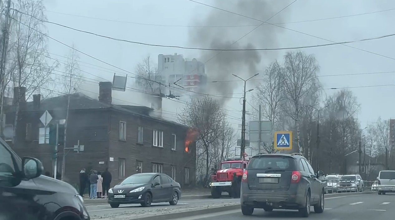 Многоквартирный дом полыхает возле автовокзала в Петрозаводске